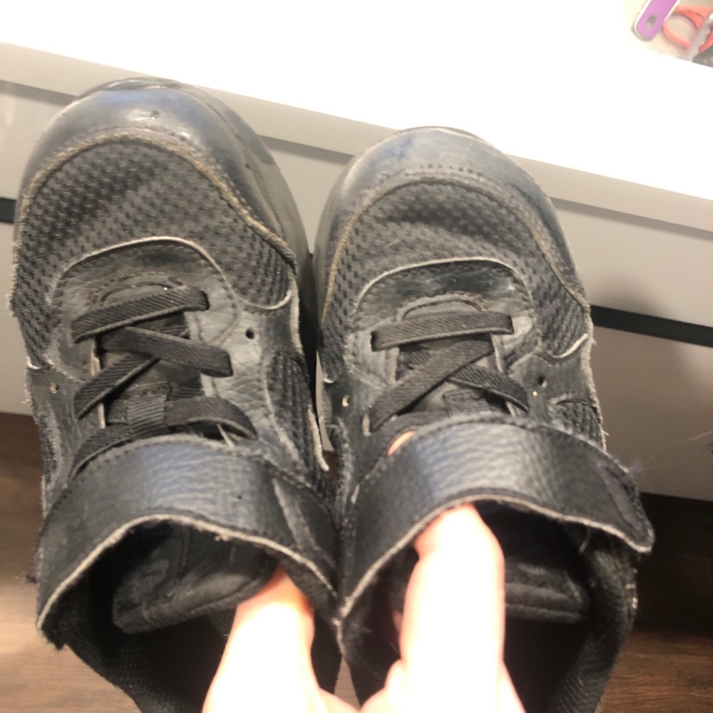 Nike Black Sneakers w/ Velcro Strap 10C Toddler Girl Boy Very Good Condition - Picture 6 of 6